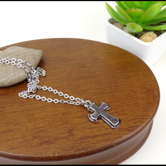 🔥🆕 Cross Charm Silver Tone Necklace - Picture 2 of 2
